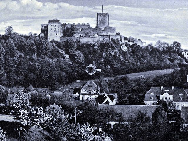 widok na zamek bolków oraz stary pgr