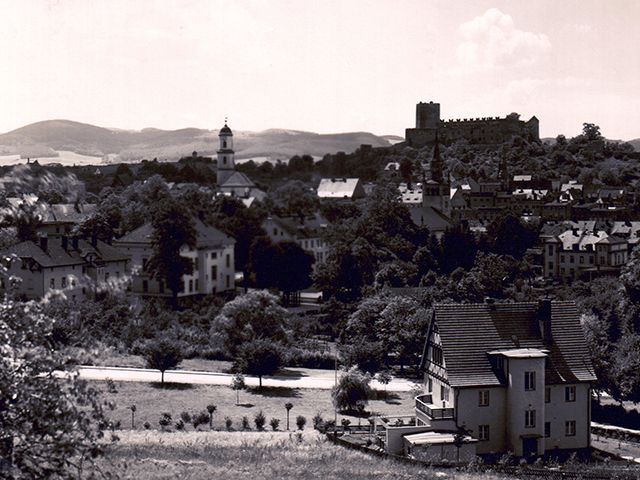 widok na ulicę kamiennogórską oraz na zamek w bolkowie oraz kościół