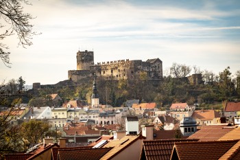 Zamek Bolków z widokiem na miasto