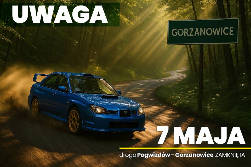 Samochód rajdowy Subaru Impreza driftuje na zakręcie leśnej drogi w Gorzanowicach, w promieniach słońca.