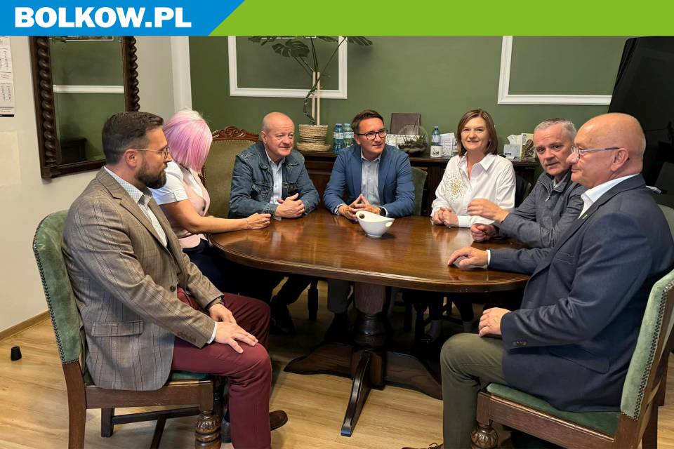 na zdjęciu Burmistrz Bolkowa, Zasępca Burmistrza, Starosta Powiatowy oraz Radni Powiatowi