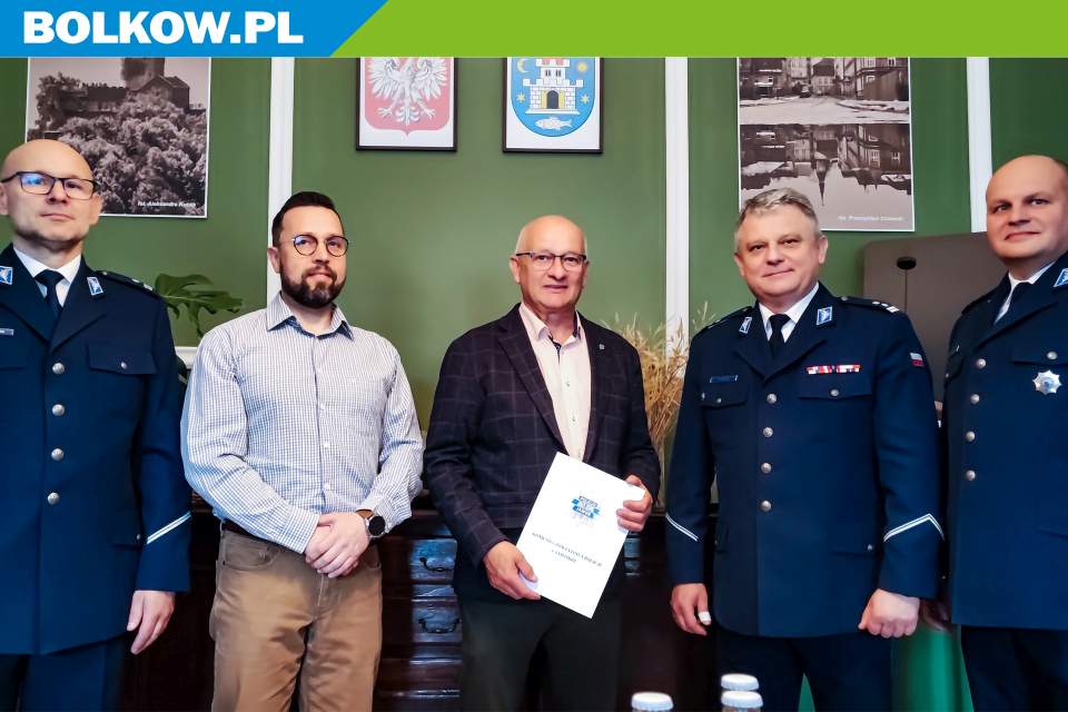 Burmistrz Bolkowa Mirosław Pustuła oraz Radosław Łukasiński na spotkaniu z Policją