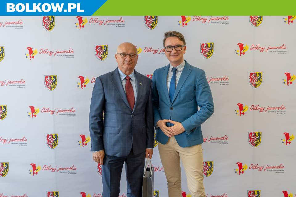 Na zdjęciu Burmistrz Bolkowa Mirosław Pustuła (lewa strona) oraz Starosta Jaworski Michał Bander