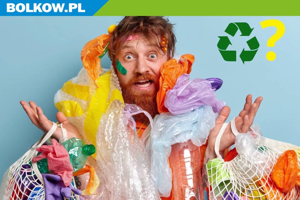 na zdjęciu mężczyzna pokryty wieloma rodzajami plastików, butelkami, reklamówkami
